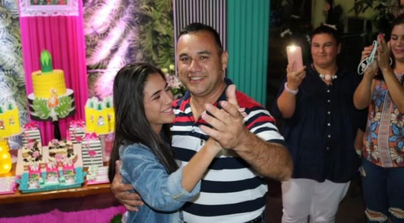 â€œHasta pronto papito hermosoâ€, dice hija del comisario y dispara al gobierno: â€œVerdadera mier..â€