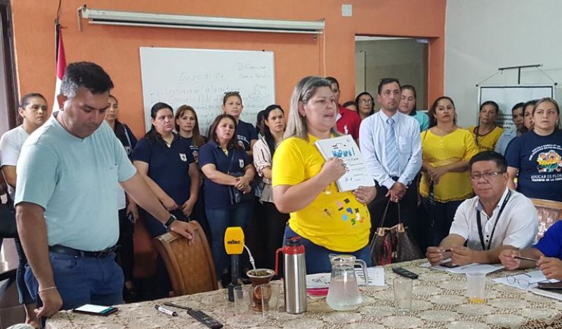 Docentes amenazan con no iniciar clases si no se corrigen los libros