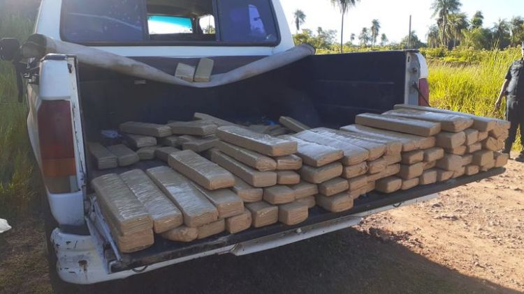 Abandonan camioneta cargada con 130 kilos de marihuana 
