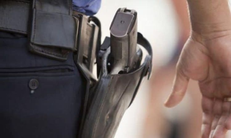 Hombre muere y agente de la Policía Nacional queda herido