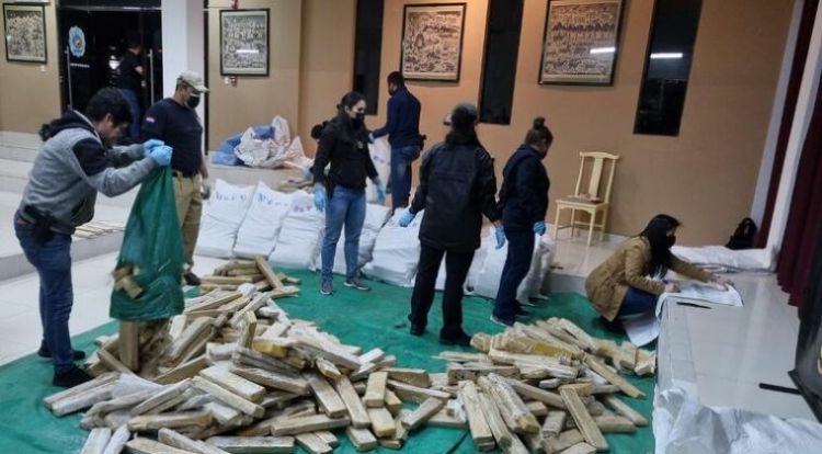 Implican a policías en robo de droga y pedido de coima