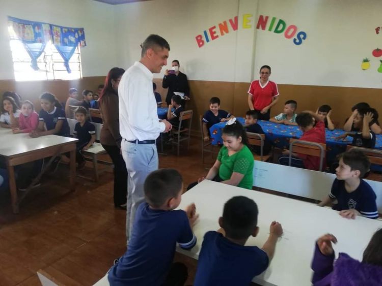 Comunidad educativa de la escuela San Juan Neuman recibió al Gobernador Ronald Acevedo