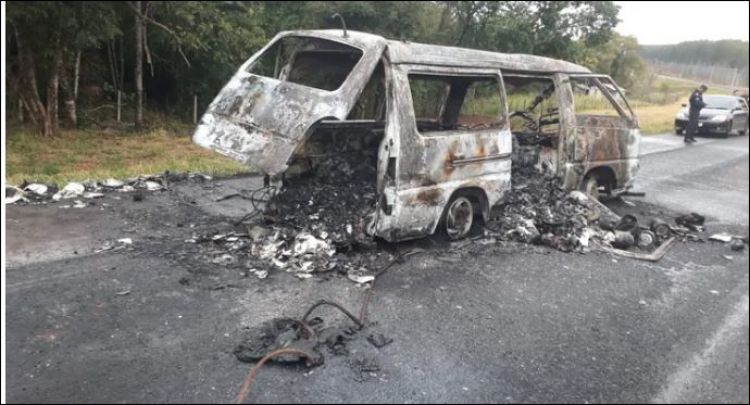 Conductor muere y su vehículo se incinera en choque con un camión