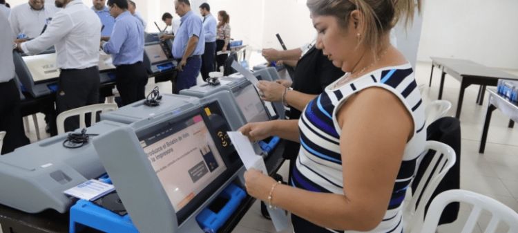   Ejecutivo promulga ley que reduce a 22 años la edad mínima para intendentes