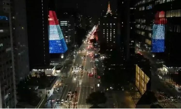 Proyectan bandera tricolor en edificio de 16 pisos de Brasil