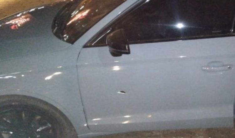 Vehículo baleado en el estacionamiento de un casino
