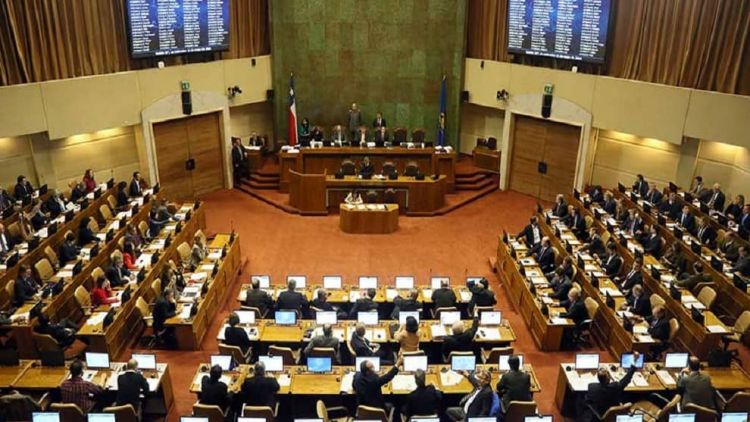 En Chile aprobaron un proyecto para reemplazar la palabra «mujer» por «persona menstruante»