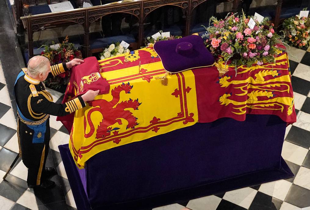 Morada final: el féretro de Isabel II desciende a la cripta real
