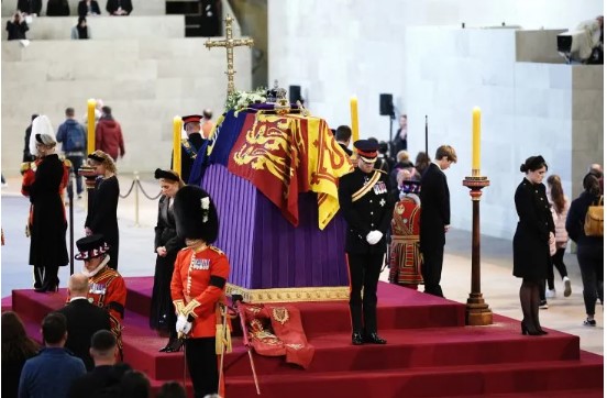 Los príncipes Guillermo y Enrique velan juntos el féretro de Isabel II