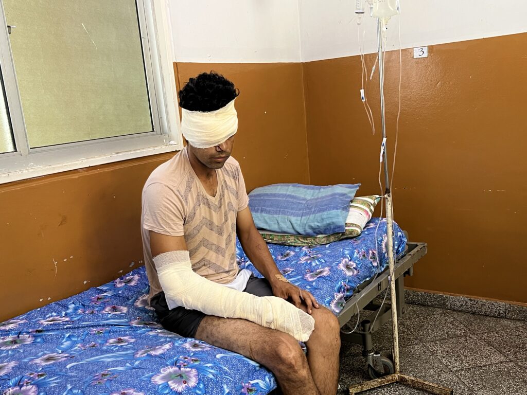 Podría quedar ciego de un ojo tras ser macheteado por indígenas