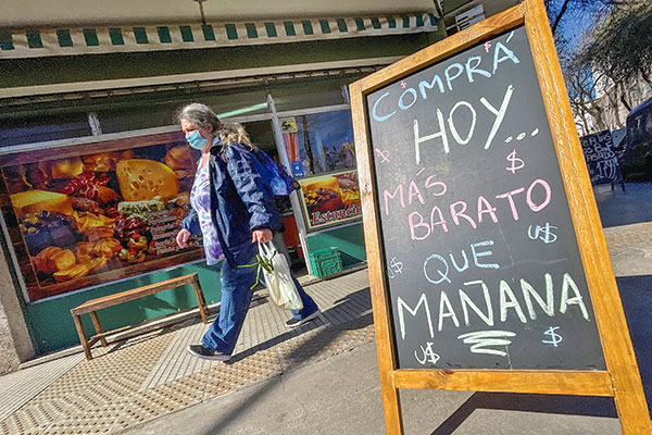 Menos carne, más pollo: argentinos ajustan la dieta por la alta inflación