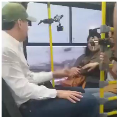 Santiago Peña es filmado subiendo a bus del transporte público