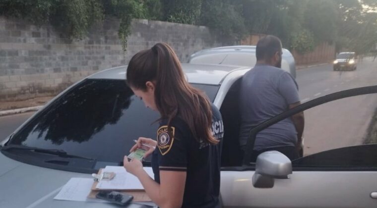 Detienen a un sujeto al salir de un motel con una adolescente