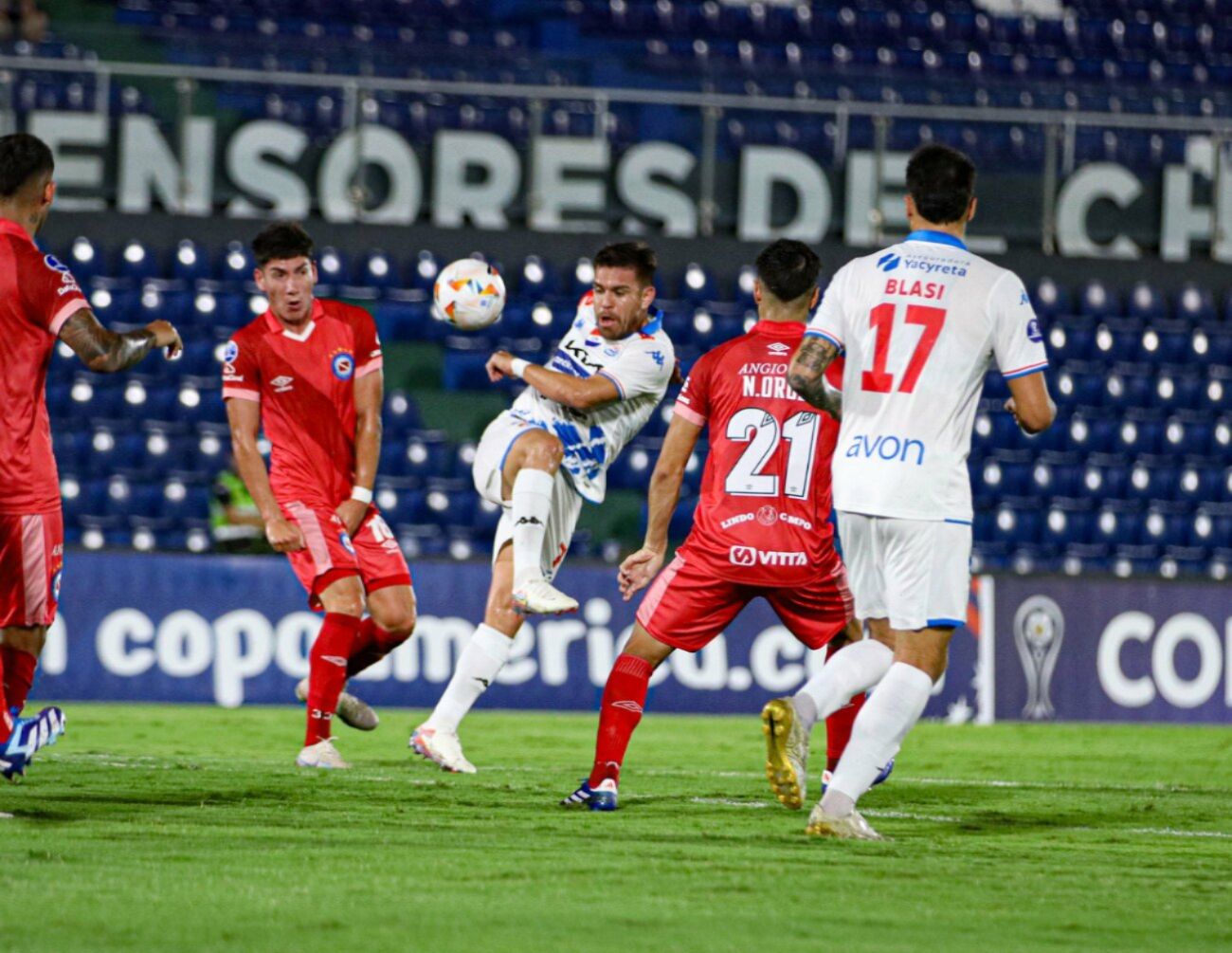 Nacional reacciona sobre el final, pero Argentinos se lleva los puntos