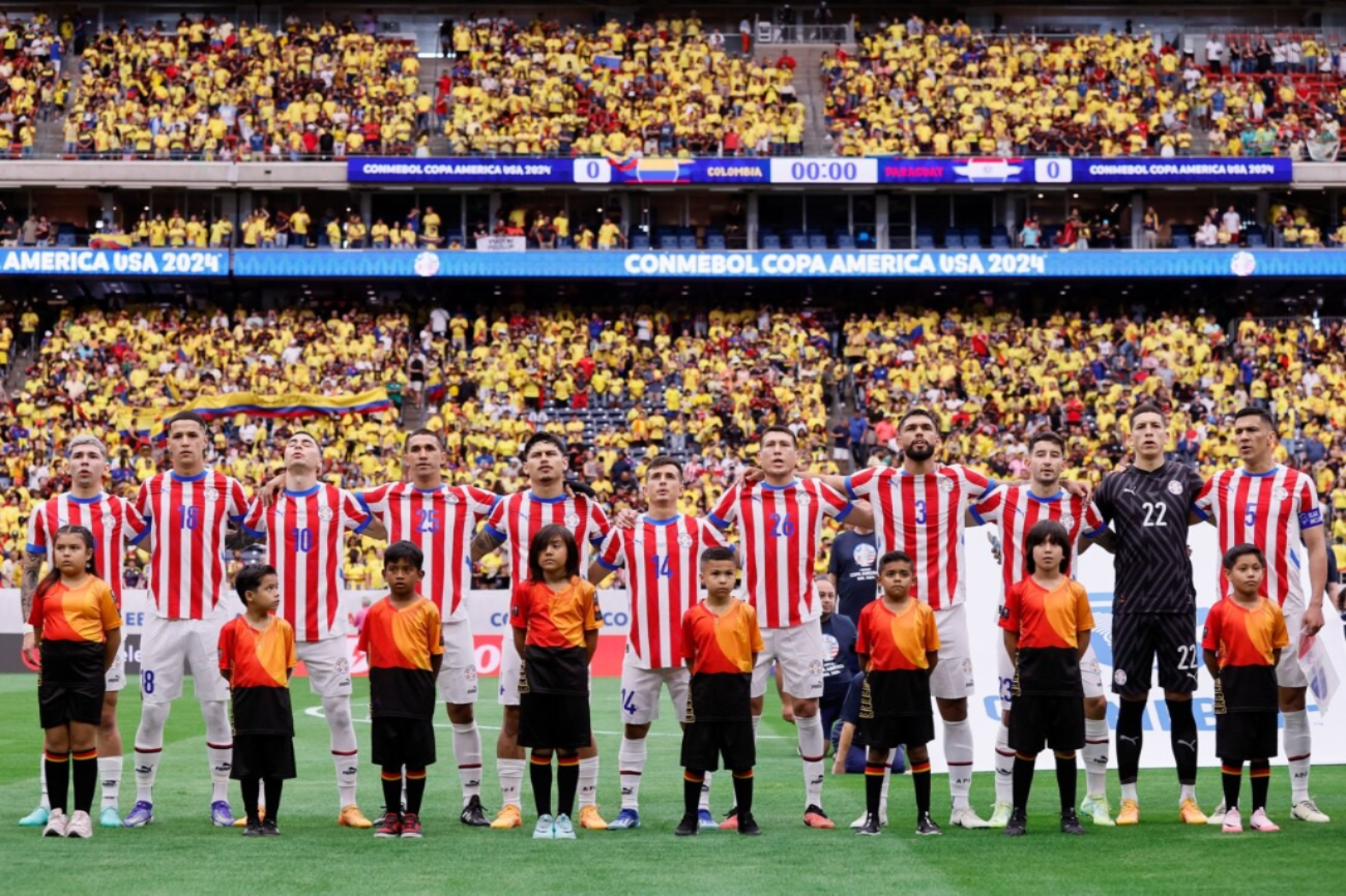 Paraguay sufre con su debilidad aérea y cae en el debut ante Colombia