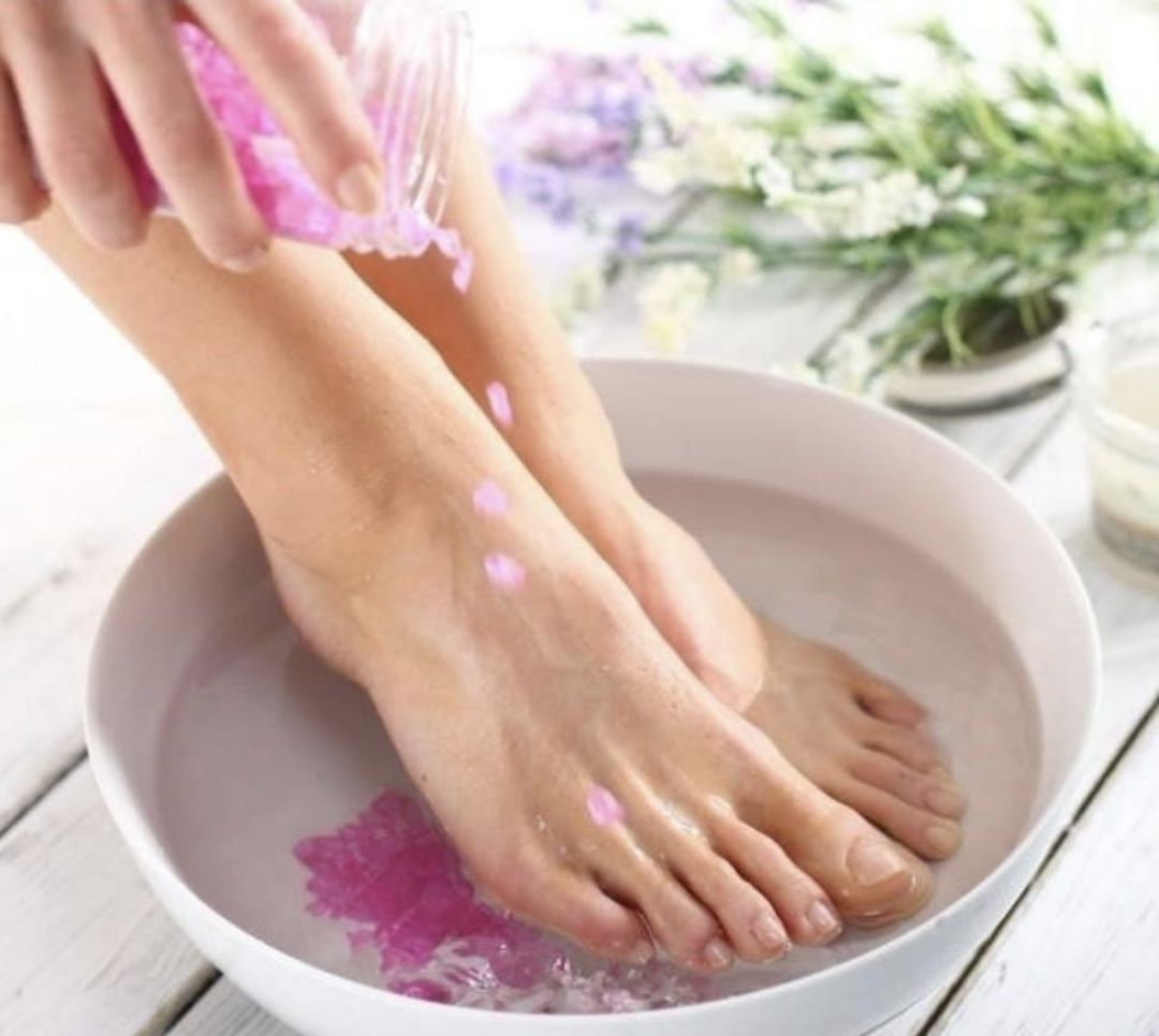Sumergir los pies en agua caliente es muy beneficioso para la salud