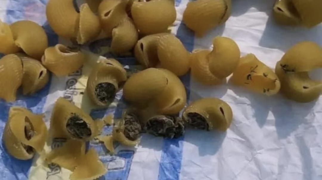 Detuvieron a una mujer que le llevó fideos locos rellenos con marihuana a su hijo preso