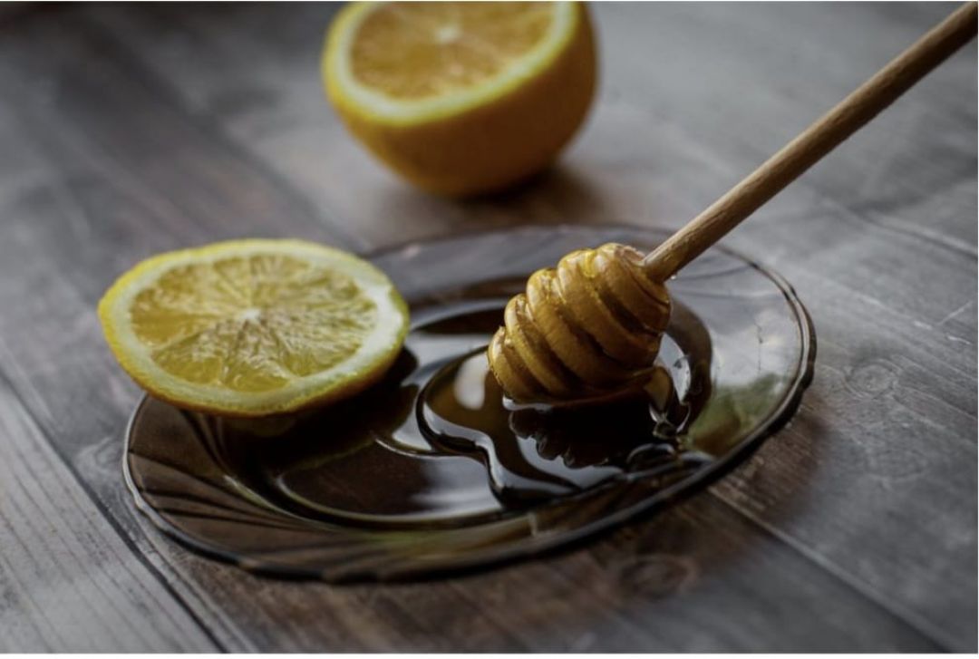 Miel y limón: la tradicional combinación para aliviar el dolor de garganta