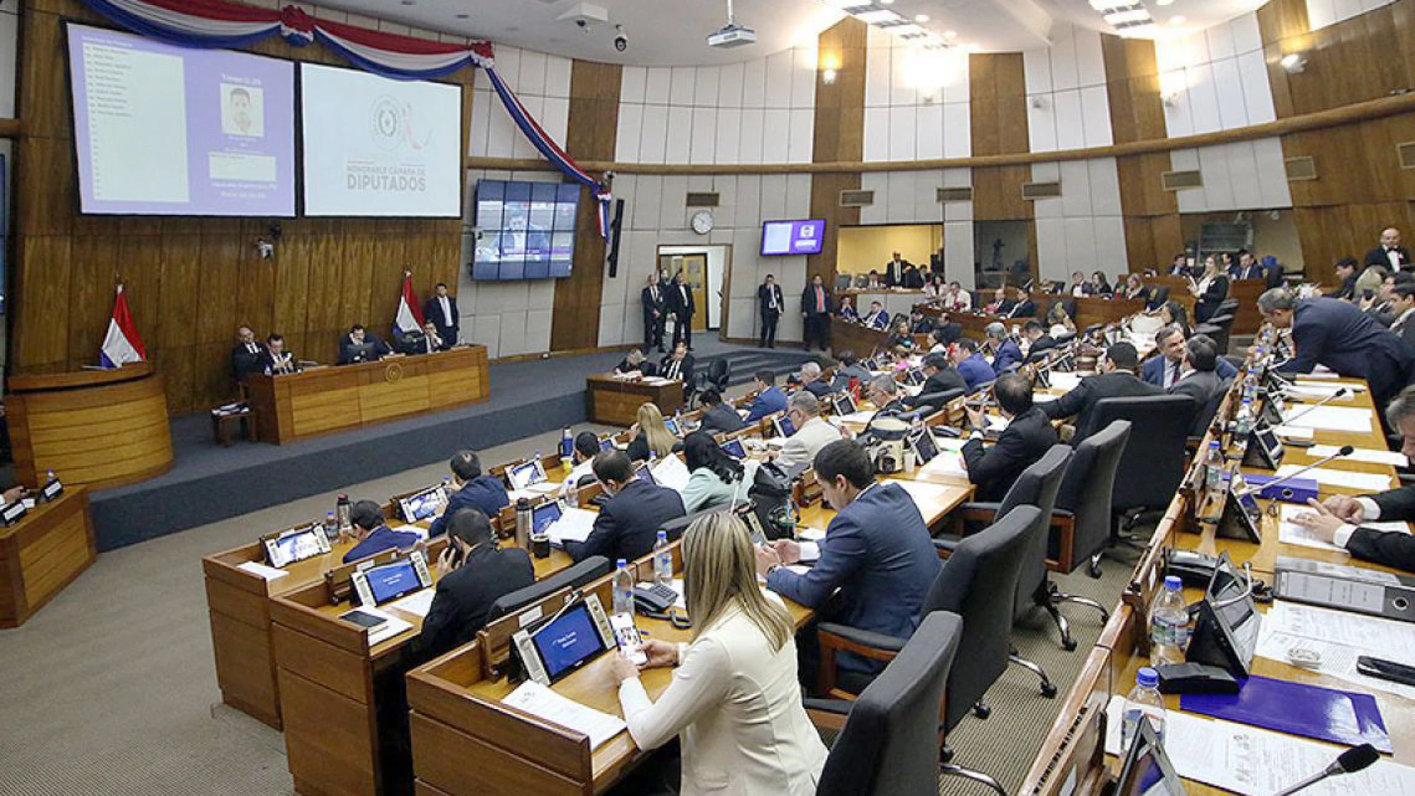 Aprueban PGN 2024 alineado al Ejecutivo, pero con pase de factura