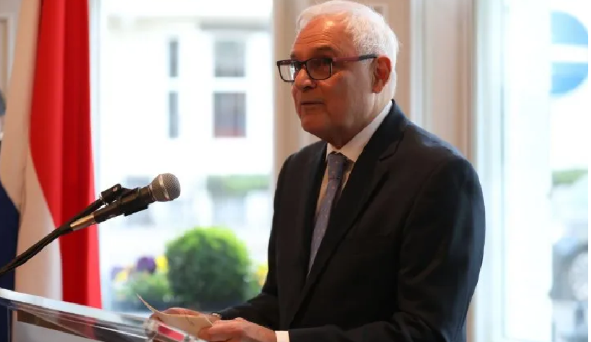 Aceptan renuncia de embajador de Reino Unido tras entrevista en aparente estado etílico