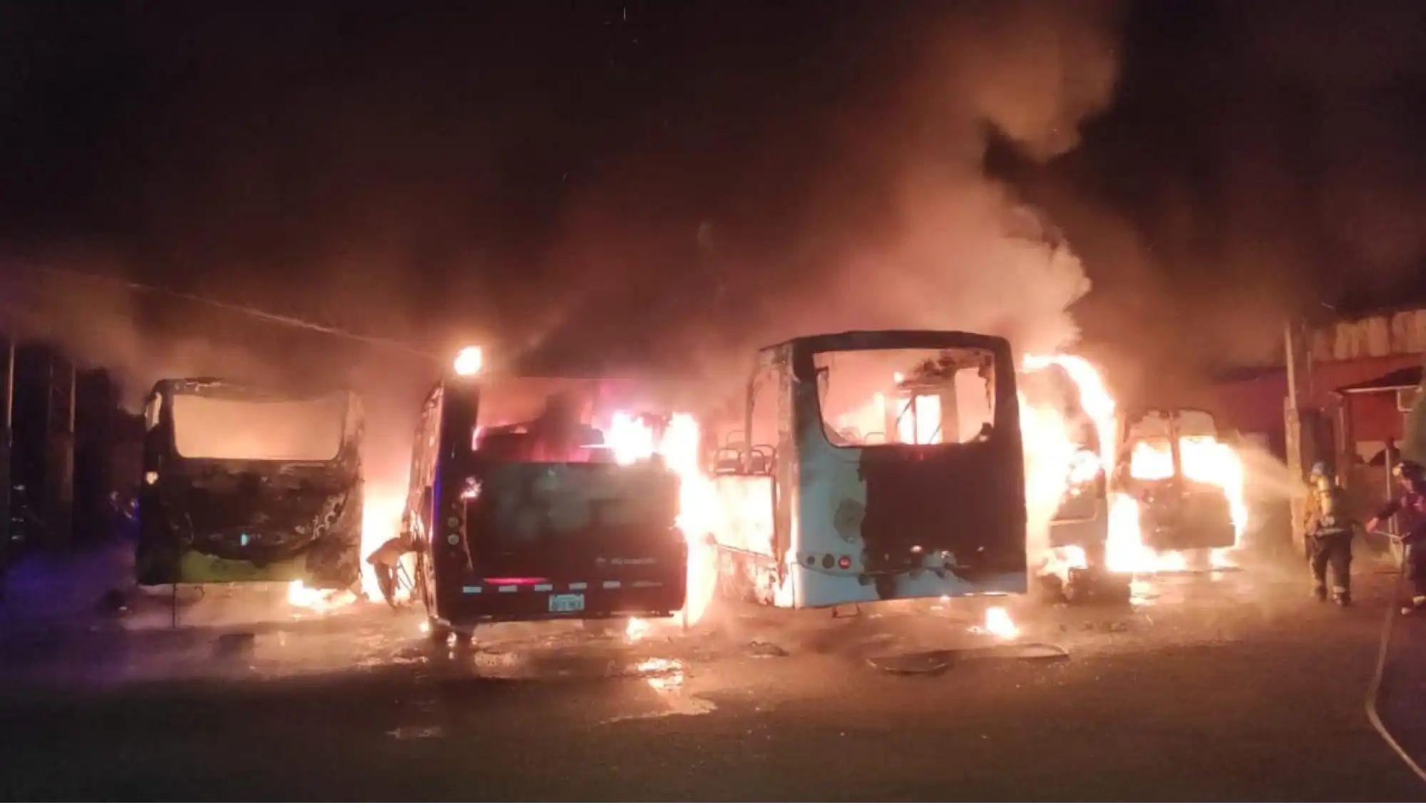 Fuego de gran magnitud consume varios buses en Hernandarias