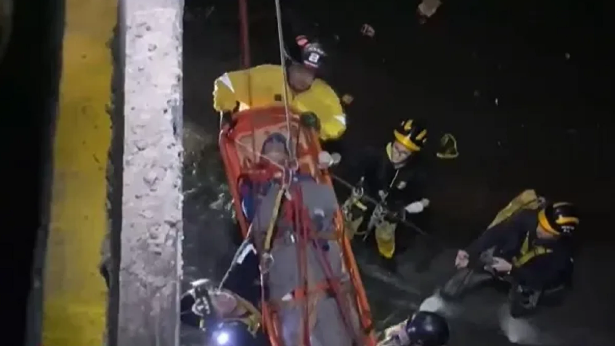Bomberos rescatan herido a un presunto asaltante del arroyo Mburicaó de Asunción